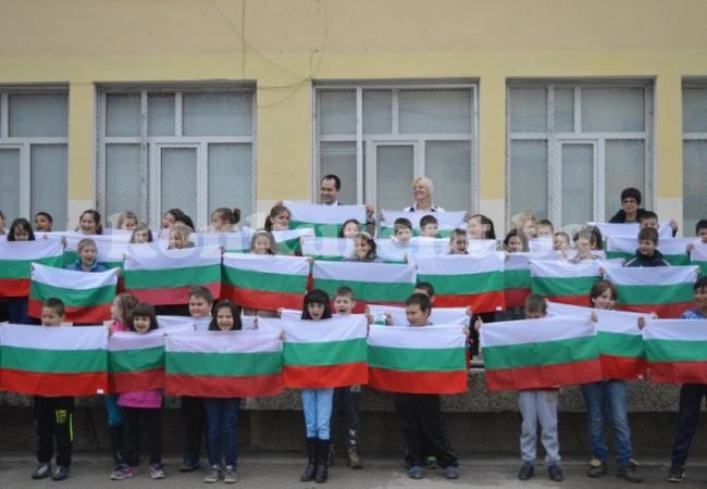 4 000 български знамена раздава в училищата Община Враца за 3 март