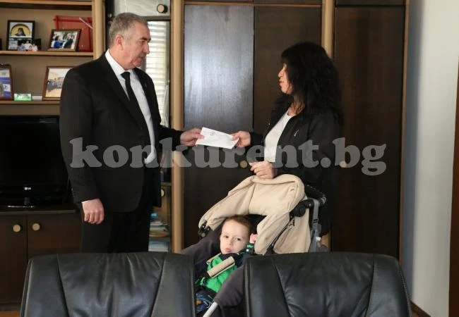 Кметът на Видин дари средства за операция на дете с церебрална парализа