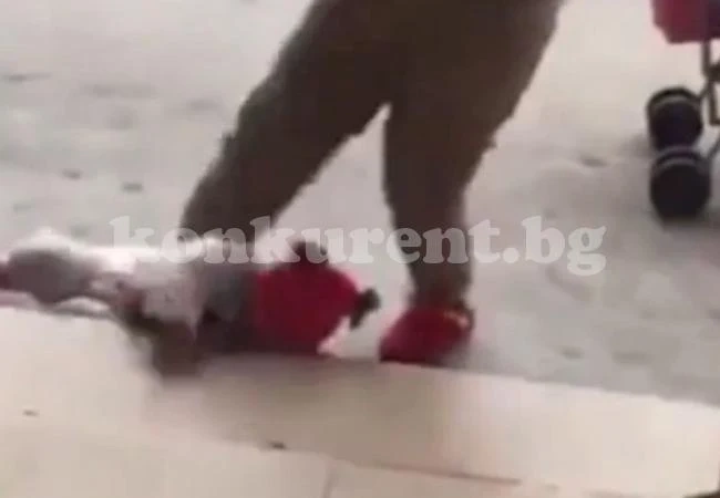 Млада майка нарита жестоко невръстното си бебе (БРУТАЛНО ВИДЕО 18+)