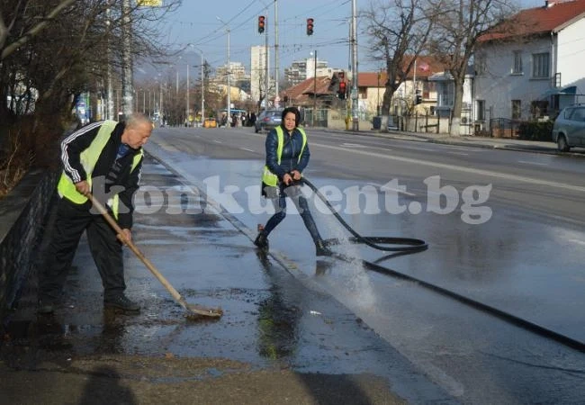 Започна миенето на улици във Враца