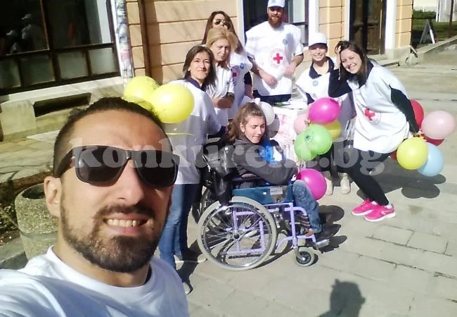 Във Враца пуснаха балони в небето на международния ден на хората с редки болести