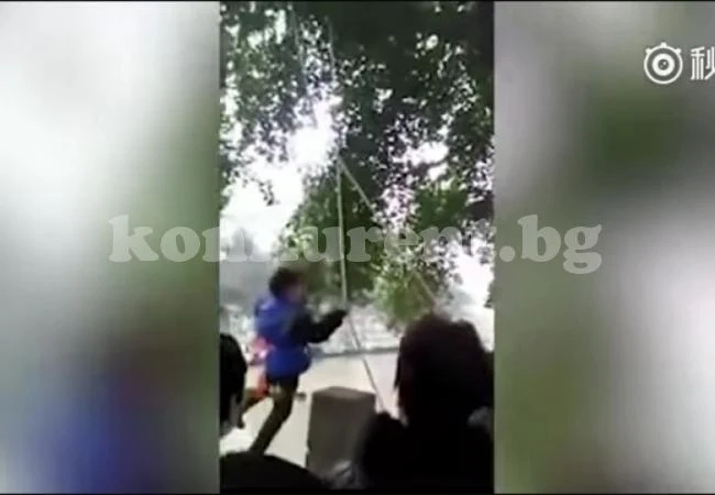 Баща провеси малкото си дете над река, за да го накара... да си научи по математика (ВИДЕО)