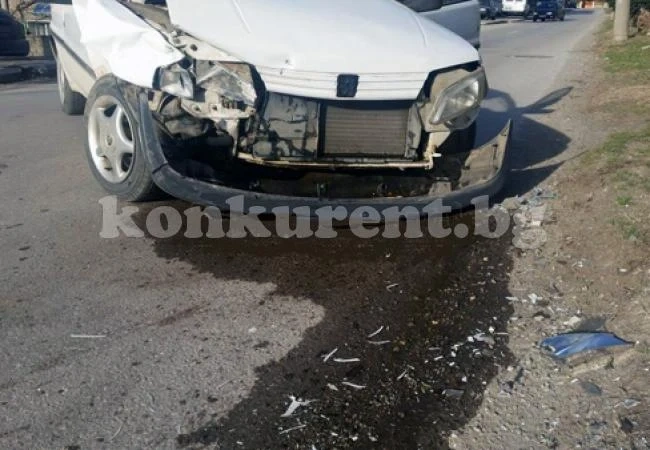 Отнето предимство сблъска челно две коли