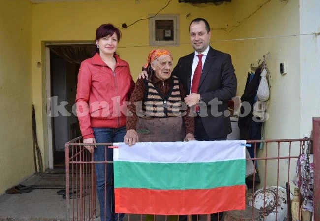 Калин Каменов подари мартеница и българско знаме на столетница