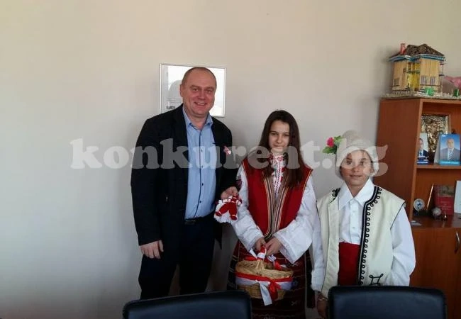 Баба Марта зарадва учениците в Ружинци и кмета