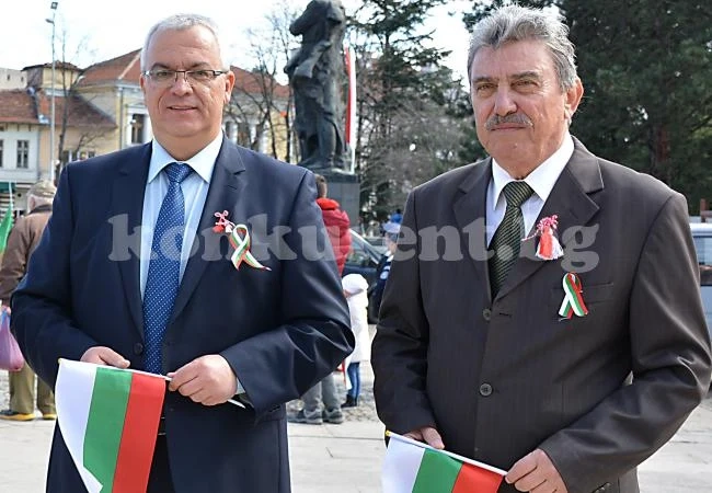 Кандидати за народни представители от „БСП за България“ почетоха героите във Враца