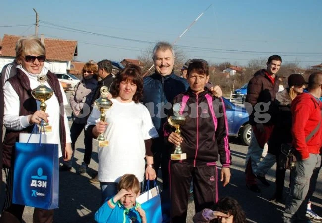 Златко Живков изненада с червени рози участничките в рали