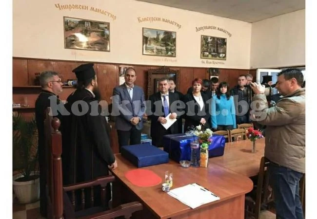 Цветан Цветанов дари компютър на свещениците в Монтана