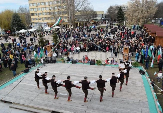500 знамена раздадоха на 3 март в Козлодуй