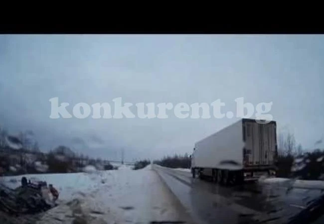 Линейка профуча без да спре до преобърната кола с пострадали /СНИМКИ/ВИДЕО/