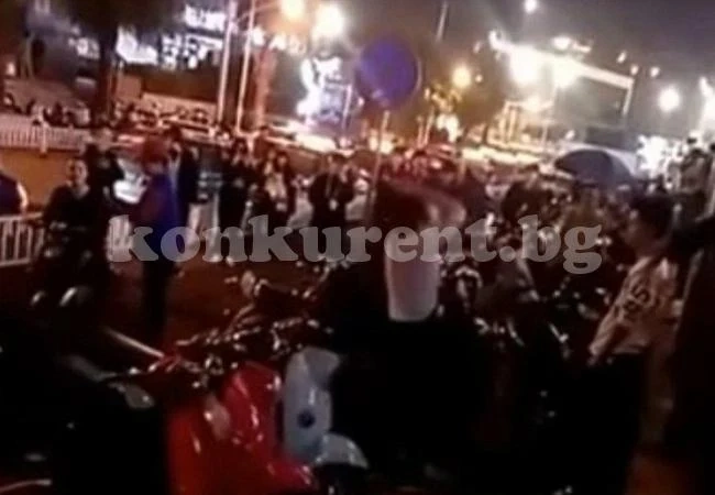 Влюбен мъж предложи брак публично на любимата си, но каква беше изненадата му, когато тя.... (СНИМКИ/ВИДЕО)