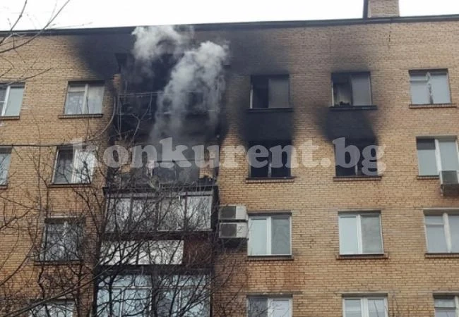 Вижте как полугола жена скочи от 8-ия етаж на горяща сграда и се спаси като по чудо (ВИДЕО 18+)