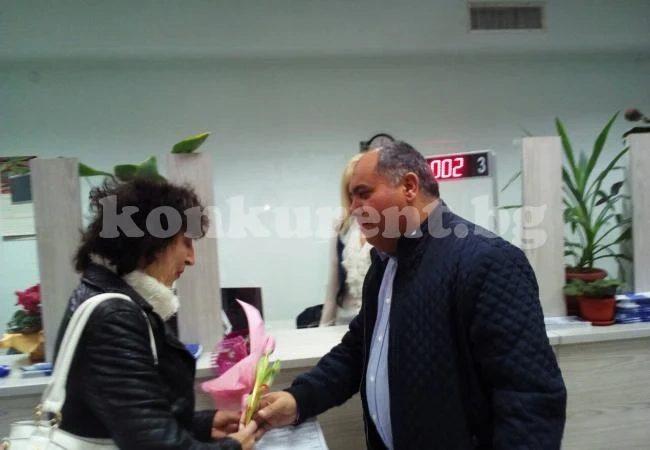 Офис на НАП Враца посрещна своите първи клиентки с цветя