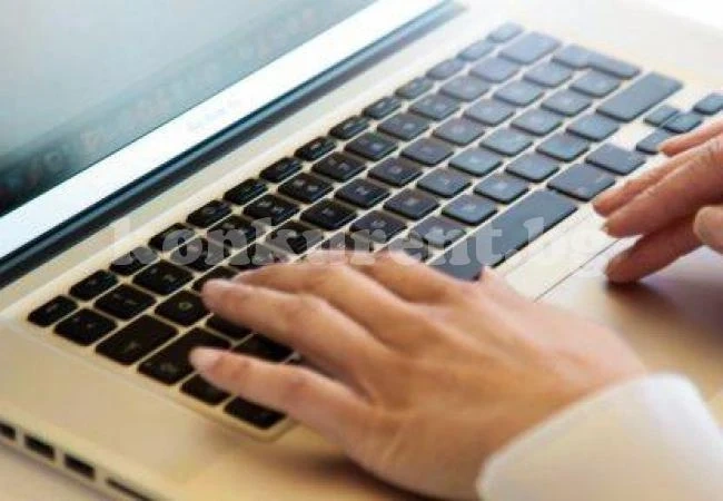 Зарибяват директори на училища с лаптопи и таблети