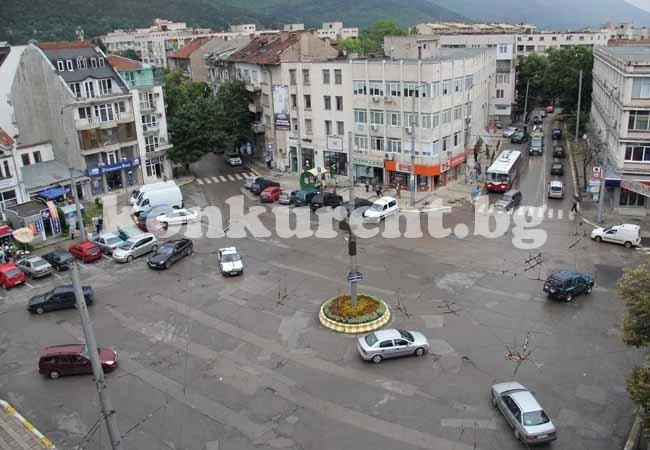 Асфалтират улици във Враца с пари от държавата