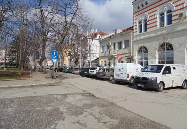 Слагат бариера на площад \