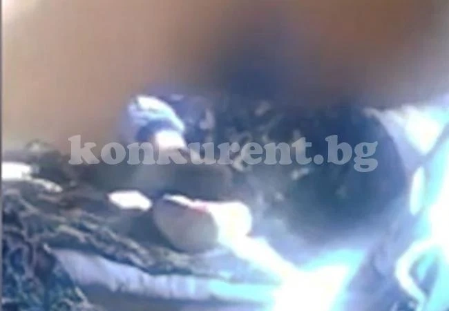 Майка преби жестоко болния си син пред очите на малко детенце (ВИДЕО)  