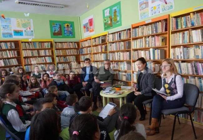Ученици се срещнаха със сина на Радичков в библиотеката