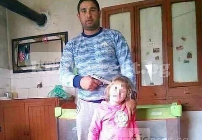 Баща се фука с пистолет, опря дулото в главата на дъщеричката си!  