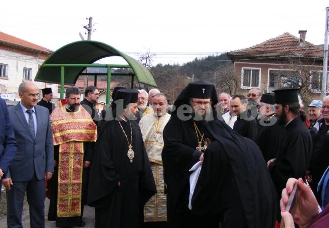 Владиката Григорий встъпи в отредената му Врачанска епархия (Снимки)