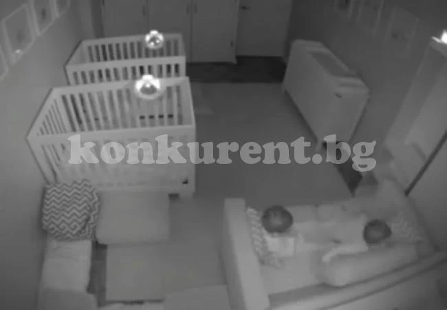 Вижте какво правят две бебета, когато мислят, че никой не ги гледа