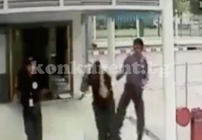 Вижте как охранител преби жестоко своя колежка, очевидците стоят безучастно (ВИДЕО 18+) 