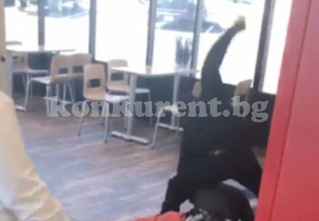 Служител на заведение към клиент: Ще те убия, бе! (ВИДЕО)