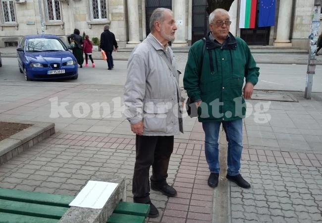 Само двама протестираха пред съда