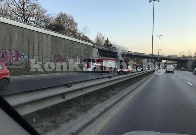 Гасиха пламнал автокран на оживен булевард СНИМКИ