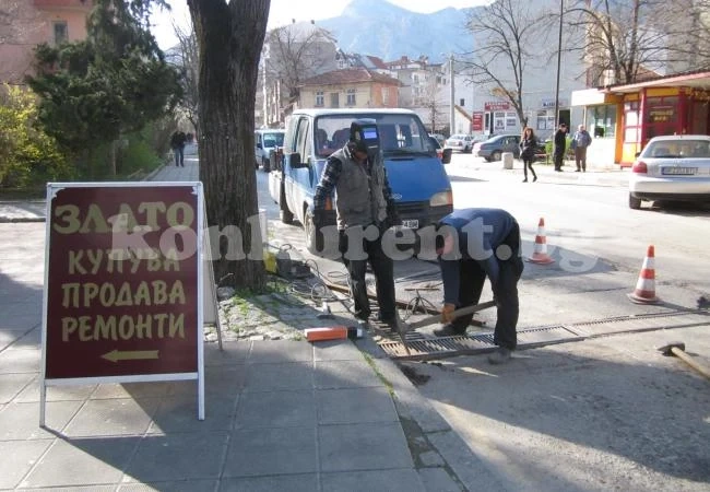 Ремонтират „пеещите“ решетки във Враца 