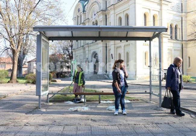 Автобусна спирка стана обект на вандали