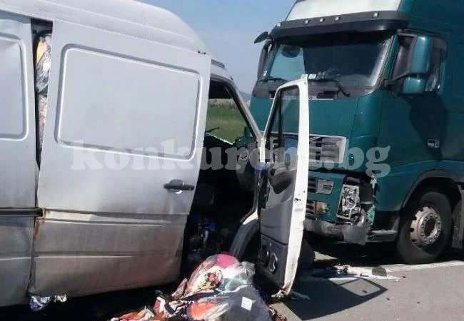 Латвийски ТИР удари микробус на Е-79 при Горно Белотинци