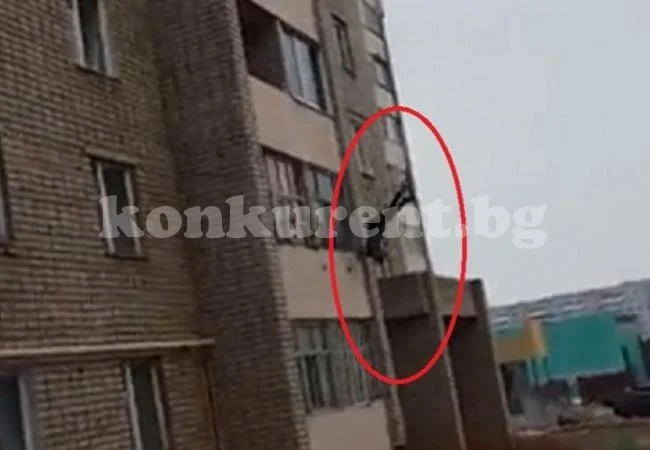 Жена пищи и моли за помощ преди да падне от балкон, кибици снимат с телефоните и се хилят (ВИДЕО 18+)