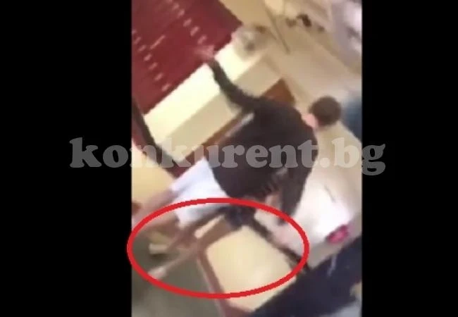 ВИДЕО с ученичка по шортички, която се телепортира, пошашави мрежата