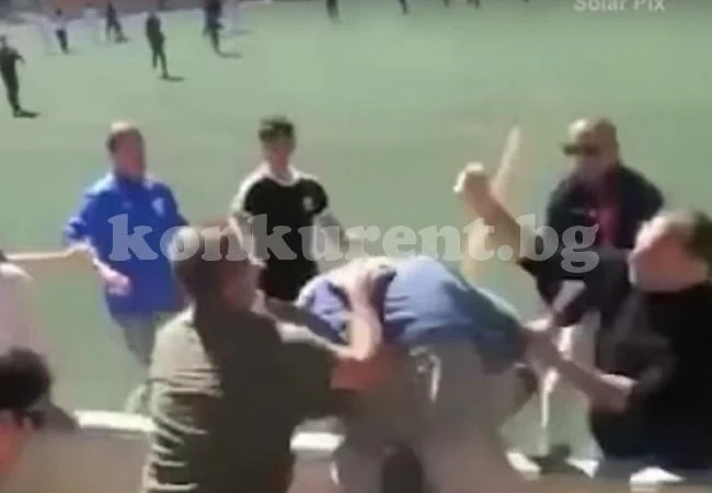 Татковци си спретнаха як кютек на детски футболен мач /ВИДЕО/