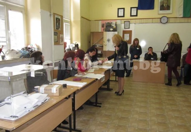 Два сигнала за агитация в секции проверява РИК във Враца