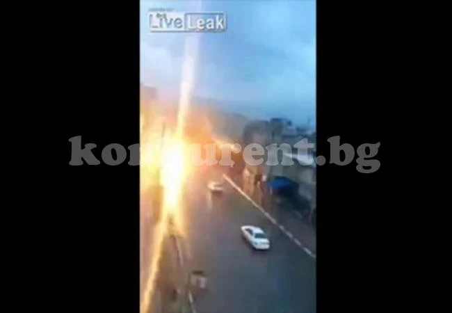 ВИДЕО: Вижте как мълния порази движеща се кола на пътя