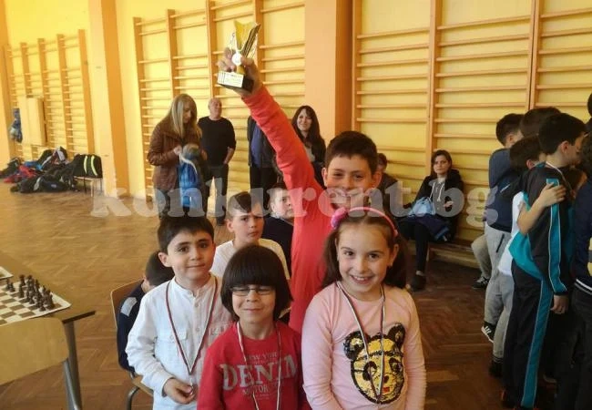 Зарадваха с купи и медали малки шахматисти