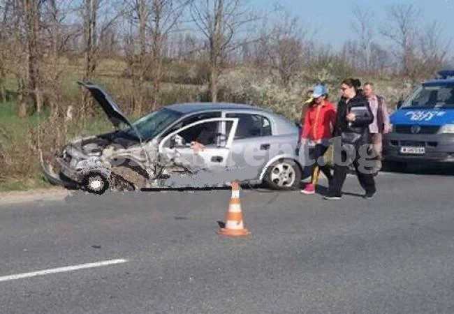 Сблъсък между ТИР и опел затапи пътя край Монтана