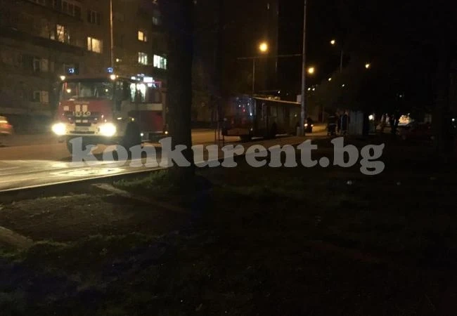 Тролей се запали в движение във Враца СНИМКИ
