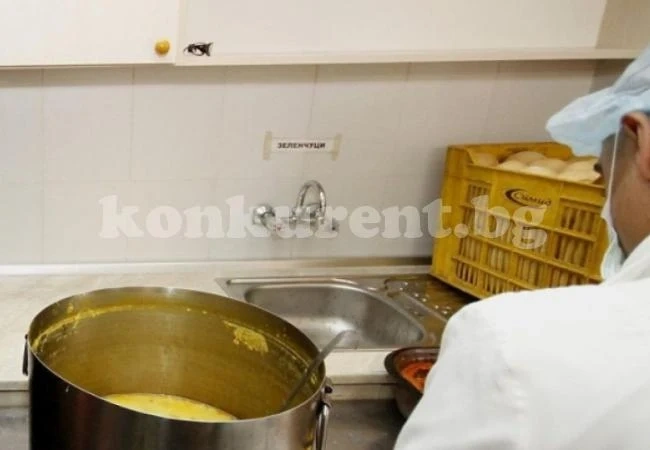 Заводска вечеря отрови 220 работници