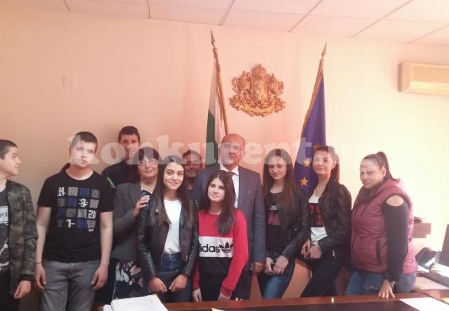  Ученици от СУ “Христо Ботев“ бяха на посещение в Областна администрация