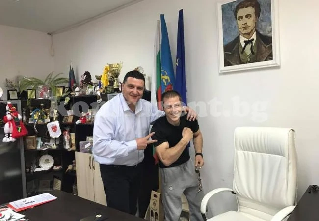 Кметът на Оряхово връчи плакет на републикански шампион