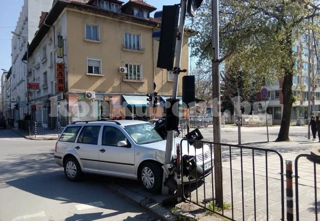 Шофьор сгъна ламарини в ограда насред Монтана