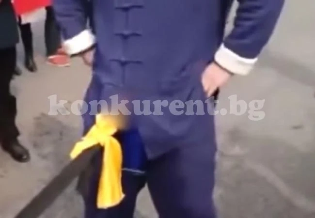 Майстор завърза седем коли и ги влачи с оная си работа (УНИКАЛНО ВИДЕО 18+)