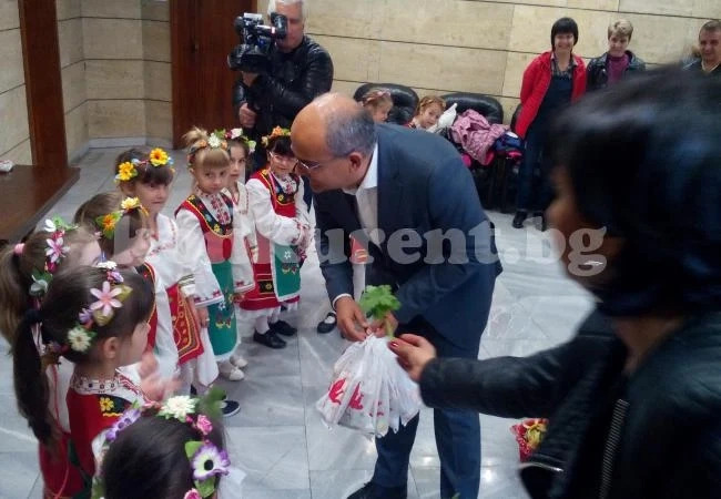 Лазарки поздравиха областен управител