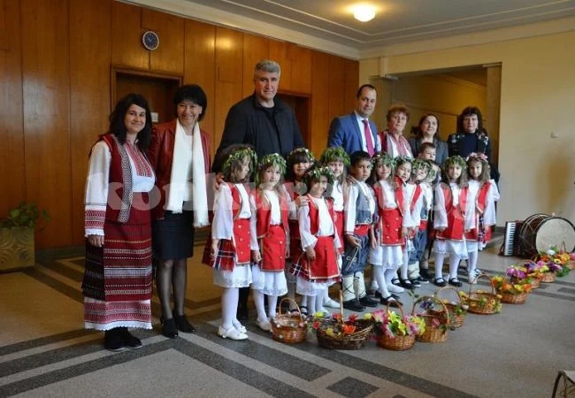 Лазарки пожелаха благополучие, здраве и сполука на жителите в Община Враца