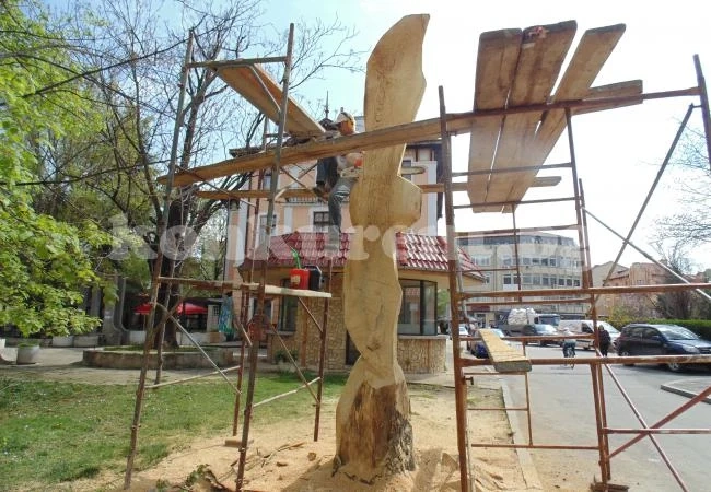 Скулптор прави орел от дърво