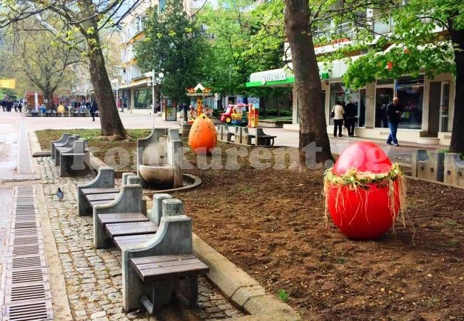 Еднометрови яйца красят централната пешеходна зона във Враца