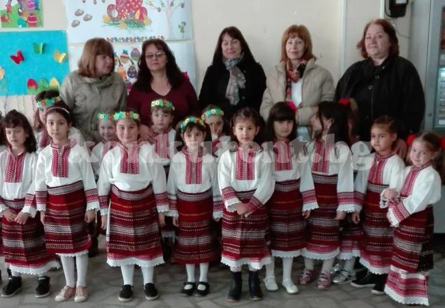 Лазарски песни и хора огласиха врачански квартал